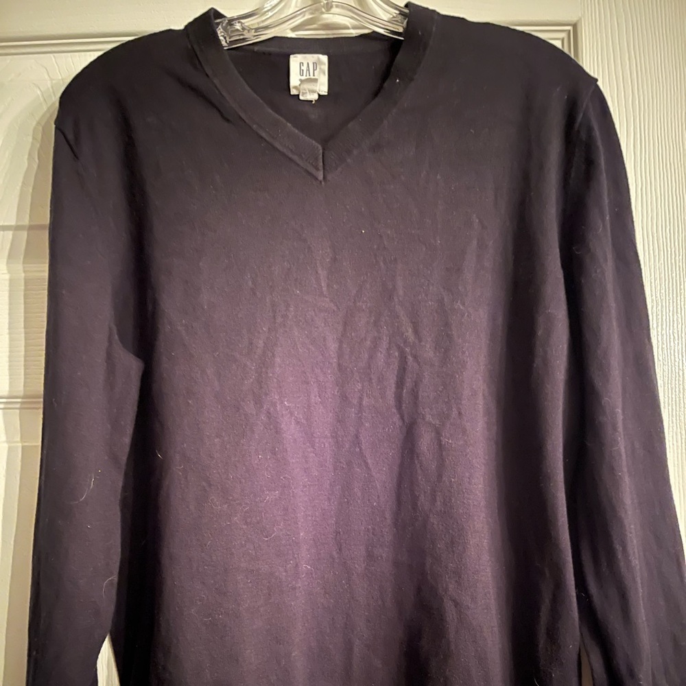 Black v neck gap sweater